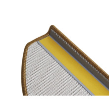 Detail van een trap met tapijt en bevestigingsstrips