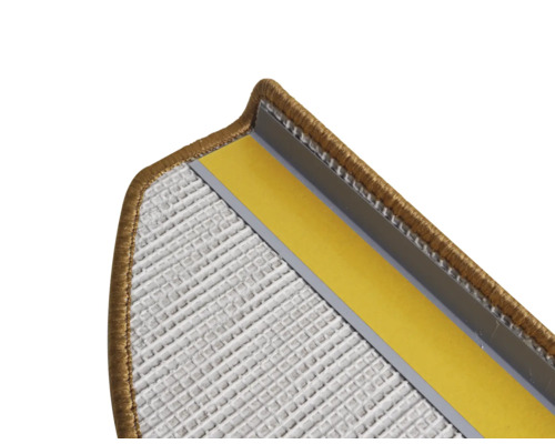 Detail van een trap met tapijt en bevestigingsstrips