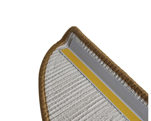 Detailweergave van een tapijtrand met overgangsprofiel