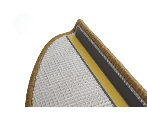 Detailweergave van een trapmat met plakstrip en festonneer rand