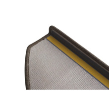 Detailweergave van een trapmat van tapijt met randbescherming en plakstrips