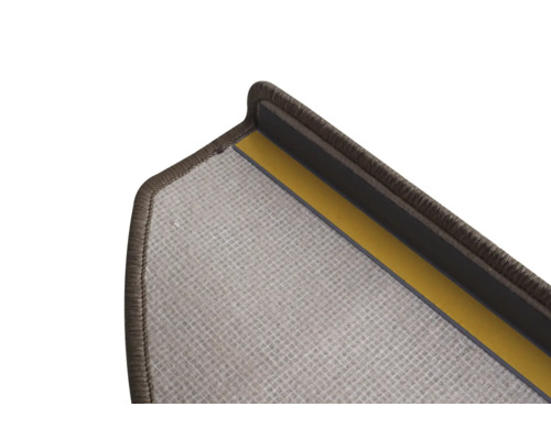 Detailweergave van een trapmat van tapijt met randbescherming en plakstrips