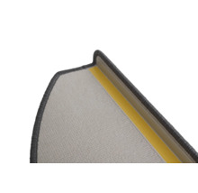 Detail van een traptrede met tapijt en plakstrip