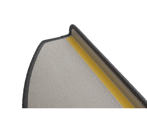 Detail van een traptrede met tapijt en plakstrip