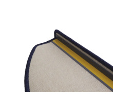 Detailopname van een trapmat met plakstrip voor bevestiging