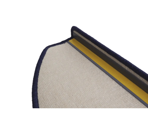 Detailopname van een trapmat met plakstrip voor bevestiging