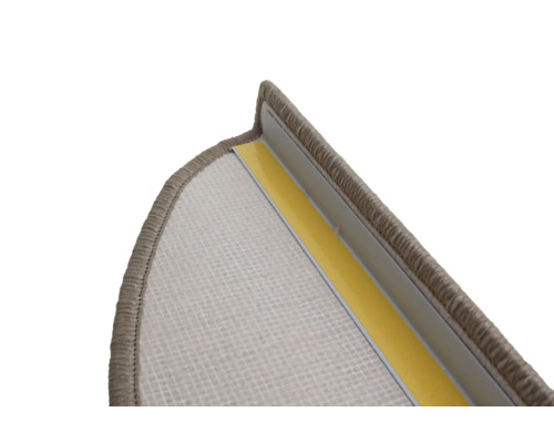 Detailopname van een trap met tapijt