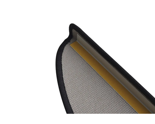 Detailopname van een tapijttrede met plakstrips