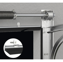 Detailopname van een garagedeurveer en -afdichting