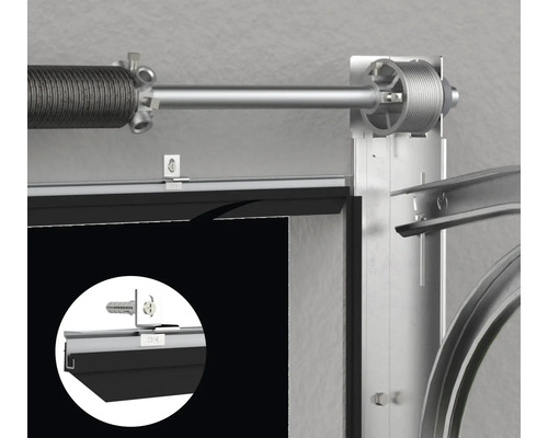 Detailopname van een garagedeurveer en -afdichting
