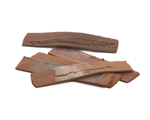 Stapel baksteenstrips voor wandbekleding