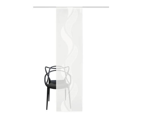 Schuifgordijn met abstract patroon en een stoel