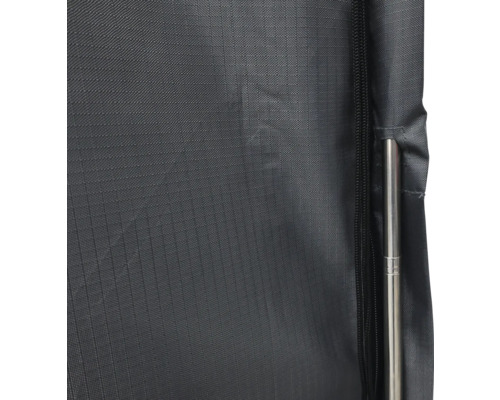 Detailweergave van een stoffen bekleding met ritssluiting en metalen staaf