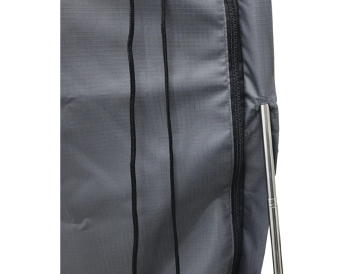 Detail van een grijze textielen kledingkast met ritssluiting en metalen stang.