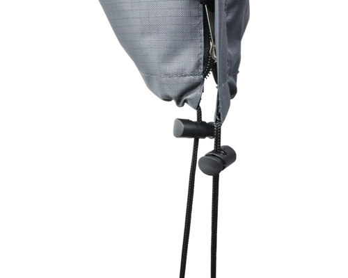 Detailopname van een dekzeil met ritssluiting en trekkoord.