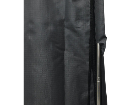 Detailweergave van een beschermhoes met ritssluiting en metalen stang