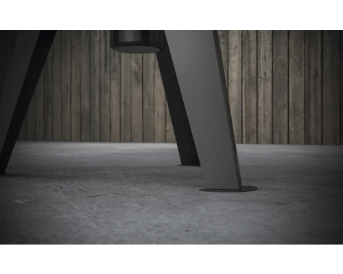 Gedetailleerde opname van de poten van een meubelstuk op een grijze ondergrond