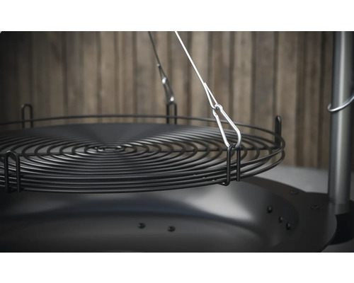 Zwarte draaibare barbecue met grillrooster
