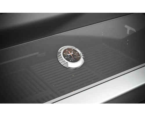Detail van een grillthermometer in een barbecue