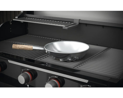 Barbecue met braadpan op het grillrooster