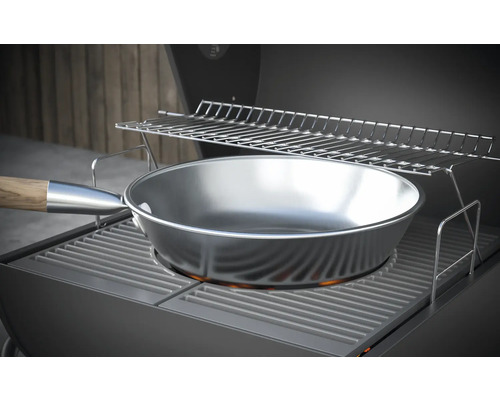 Barbecue met grillrooster en koekenpan