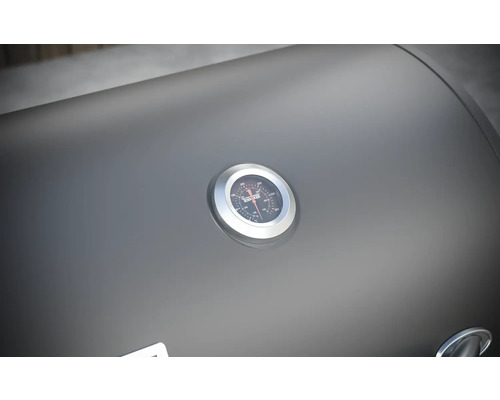 Detailopname van een barbecue deksel met temperatuurindicator.