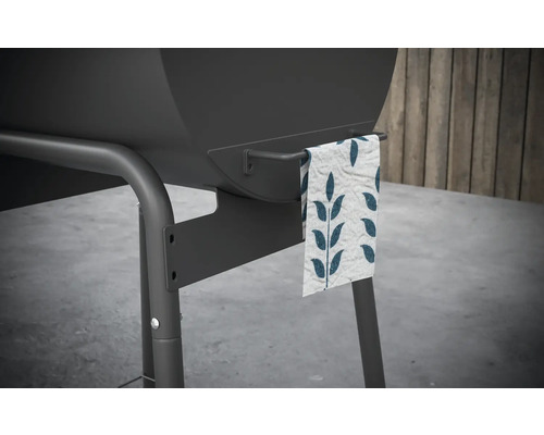 Detailopname van een grillwagen met handdoekhouder en theedoek