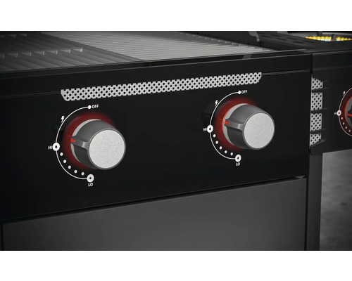 Close-up van het bedieningspaneel van een barbecue met draaiknoppen om de warmte te regelen