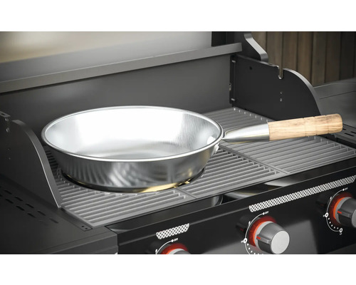 Barbecue met metalen grillpan en houten handvat