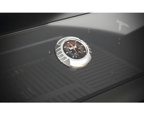 Detail van een thermometer op een barbecue