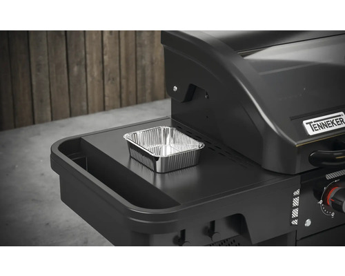 Tenneker barbecue met aluminium schaal op plank