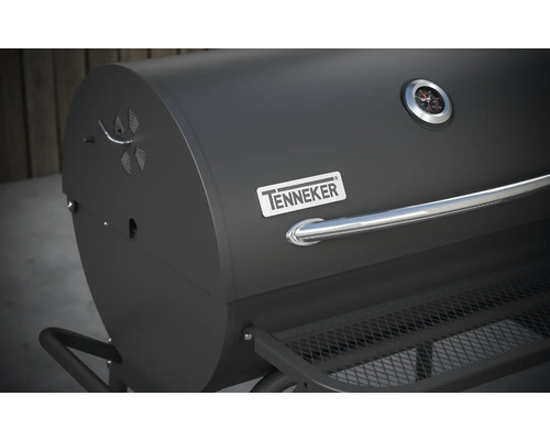 Detailopname van een Tenneker smoker met temperatuurindicator en opbergrek