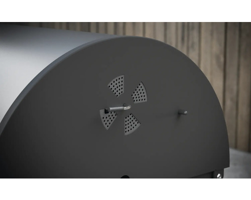 Detailweergave van een houtskoolgrill met ventilatiesysteem