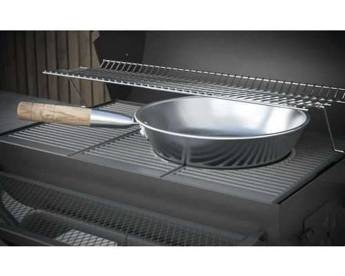 Barbecue met grillpan en warmhoudrek