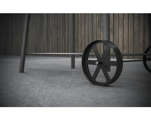 Detailopname van een barbecuekar met wielen.