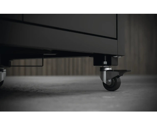 Detailopname van een werkplaatskast met wielen