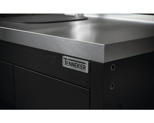 Detail van een zwarte werkplaatskast met roestvrijstalen werkblad en Tenneker logo