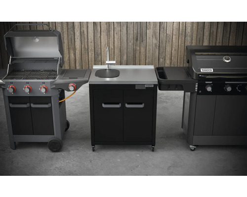 Afbeelding van een buitenkeuken met gasbarbecue, gootsteen en werkblad.