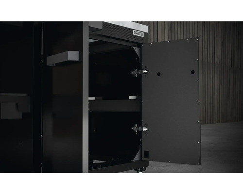 Werkplaatskast met open deur en legplanken