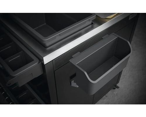 Detailopname van een zwart kookeiland met opbergbakken