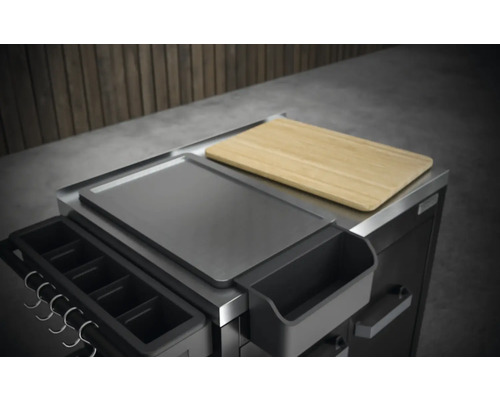 Detailopname van een barbecuekar met legplank en snijplank