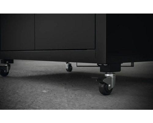 Zwenkwielen onder een kast voor eenvoudig verplaatsen