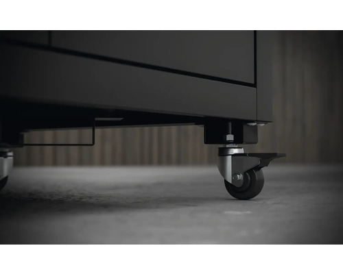 Gedetailleerd zicht op de wielen van een werkplaatskast