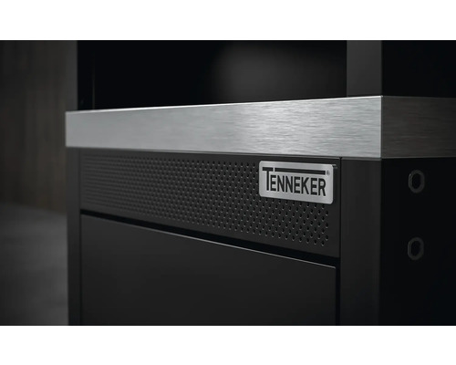 Detailopname van een zwarte grillkast met werkblad en Tenneker logo
