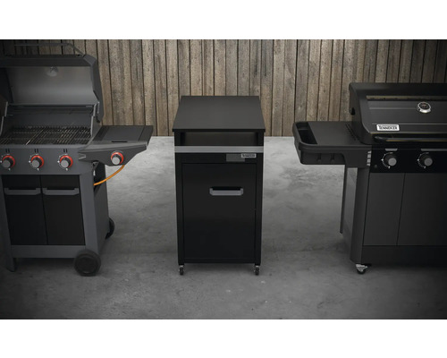 Twee gasbarbecues flankeren een zwarte barbecuekast met lade op wielen.