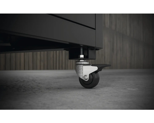 Detail van een werkbank met wielen en parkeerrem.