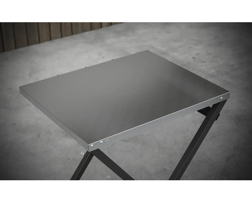 Zilverkleurige campingtafel met donker frame