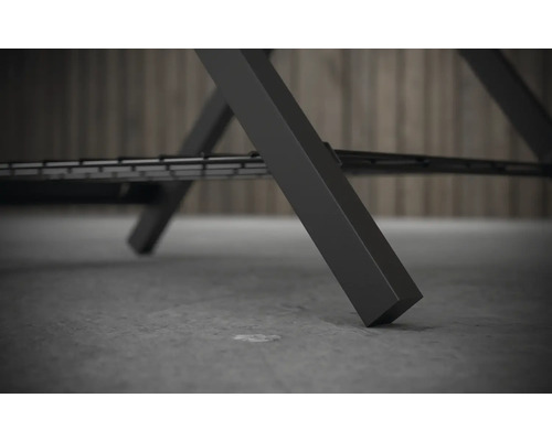 Detailopname van de poot van een tafel met metalen frame