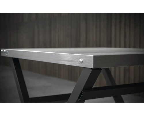 Tafel met metalen blad en zwart metalen frame