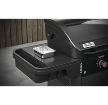 Tenneker barbecue met aluminium schaal op bijzettafel